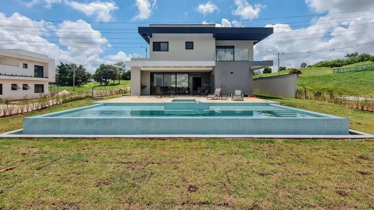 Residência com piscina e amplo gramado, entregue pela Atlas Engenharia