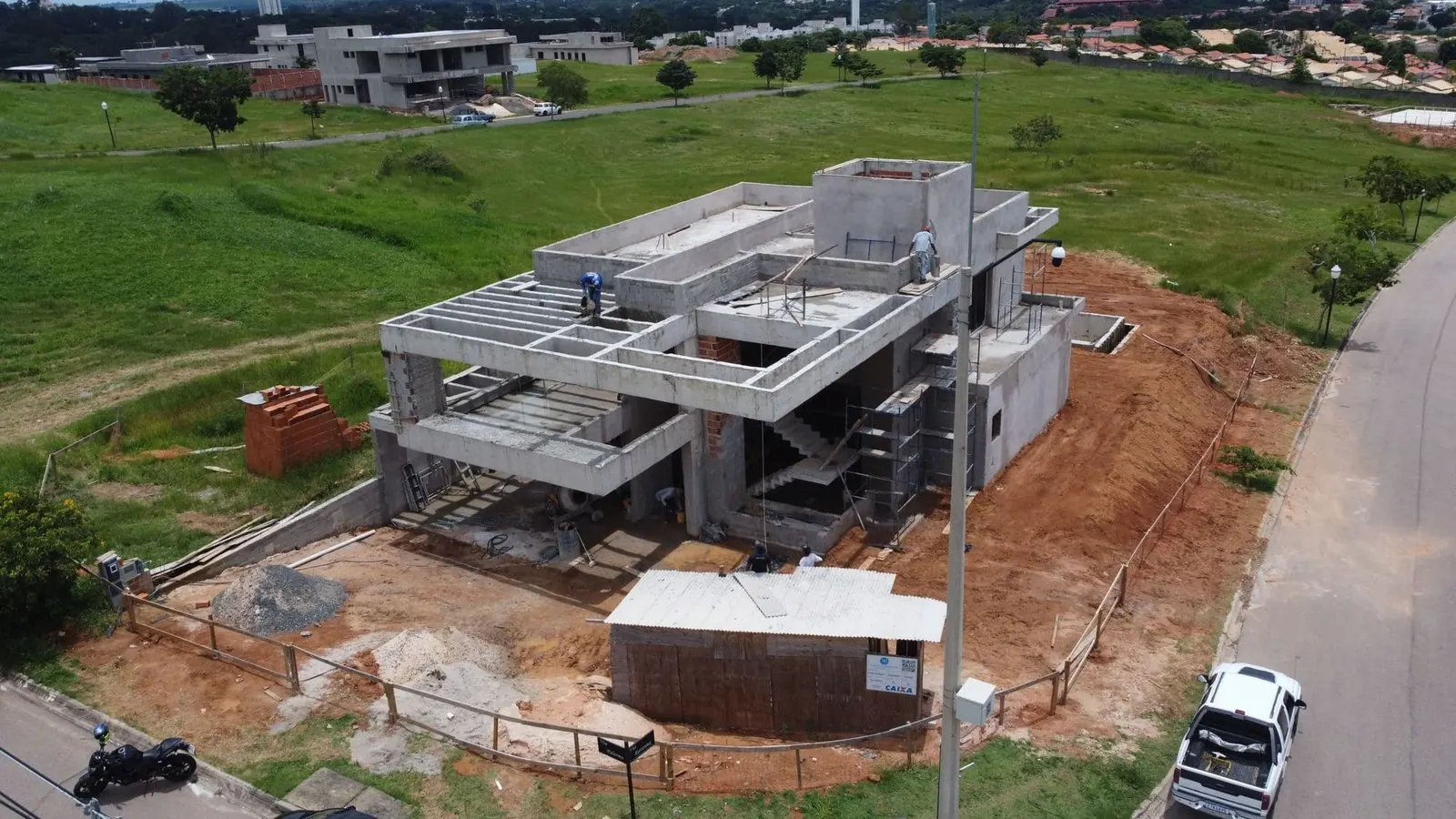 Vista aérea da estrutura em concreto armado de uma residência em execução