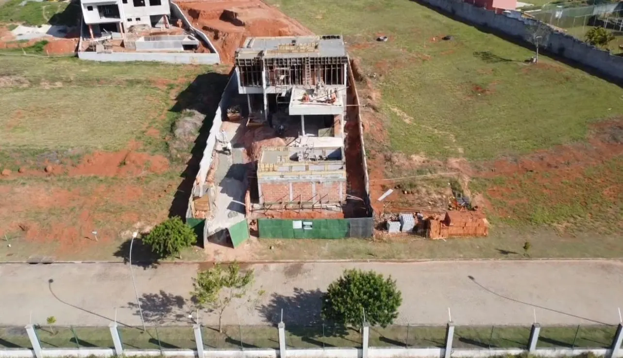 Vista aérea de estrutura de concreto armado em execução pela Atlas Engenharia