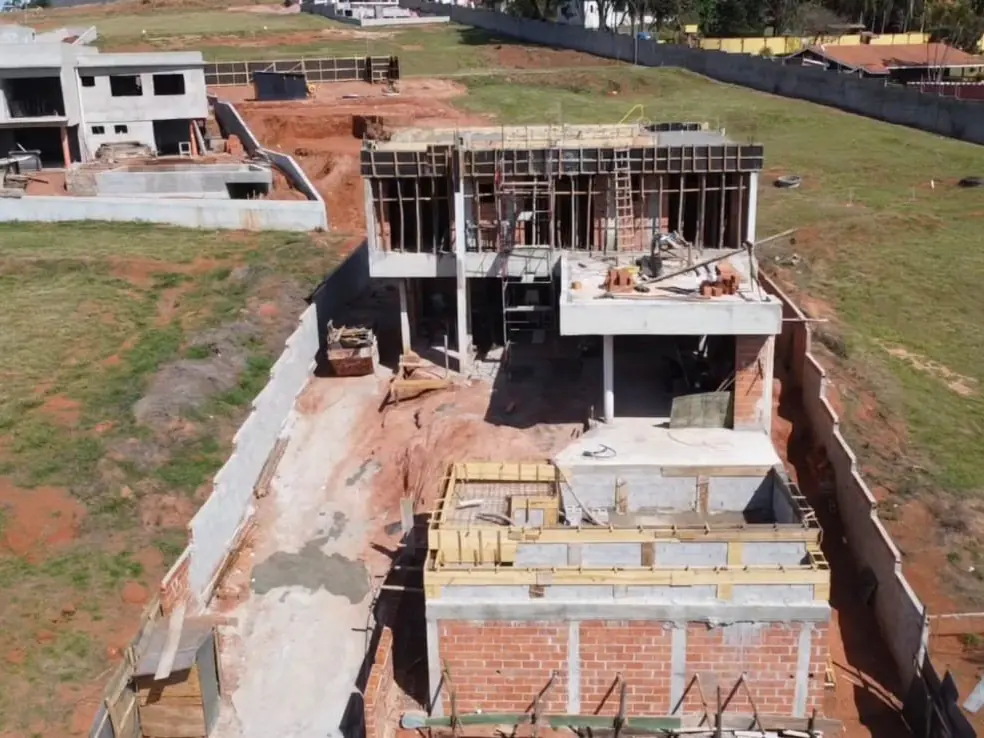 Vista aérea da estrutura em concreto armado de uma residência