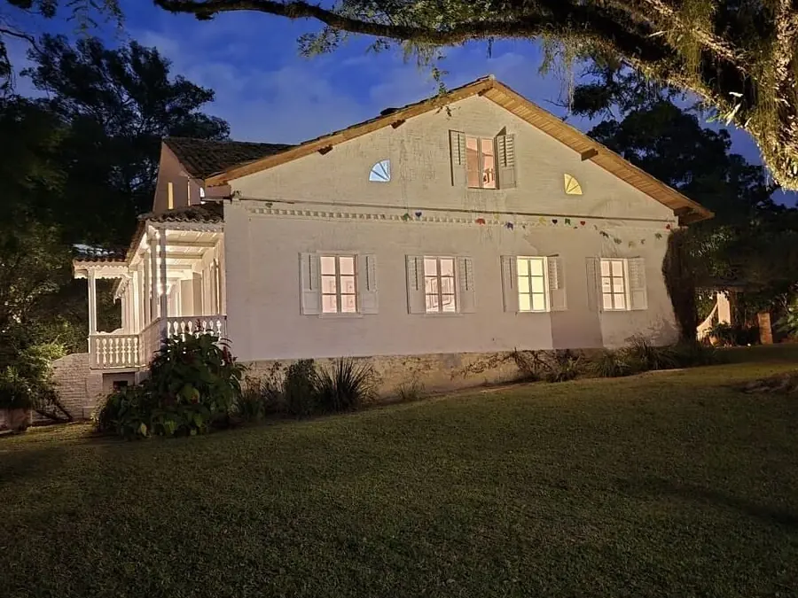 Fachada de residência iluminada ao anoitecer