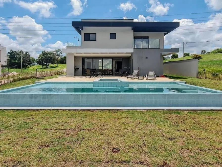 Residência entregue com piscina e amplo gramado