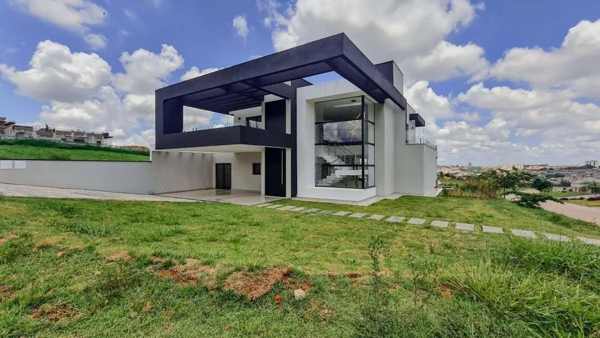 Residência em construção, com estrutura e alvenaria em execução